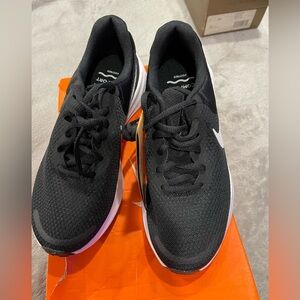 NWT WOMEN NIKE REVOLUTION 7